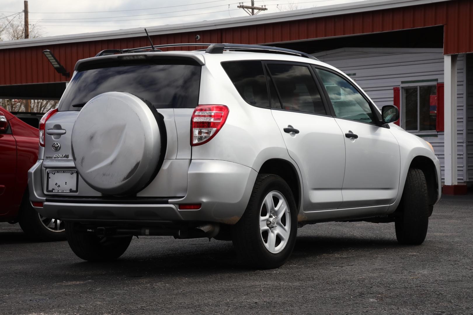 2010 SILVER TOYOTA RAV4 Base I4 2WD (2T3ZF4DV0AW) with an 2.4L L4 DOHC 16V engine, 4-SPEED AUTOMATIC transmission, located at 420 E. Kingsbury St., Seguin, TX, 78155, (830) 401-0495, 29.581060, -97.961647 - Photo#4